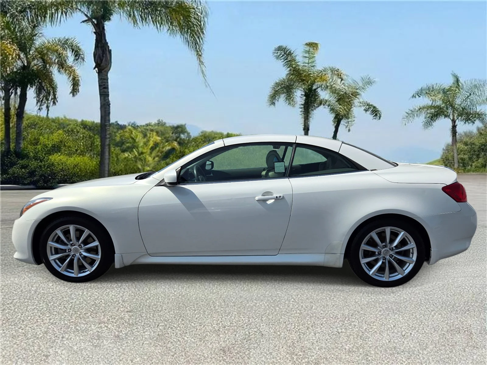 Used 2011 Moonlight White INFINITI 2dr Base image 2