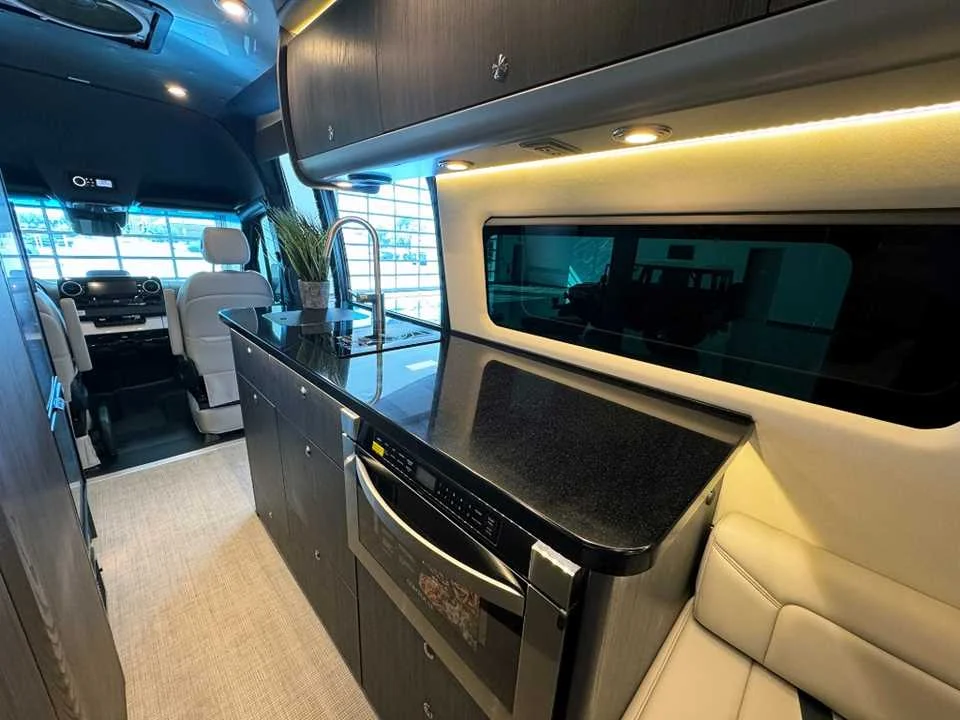New 2025 Tenorite Gray Metallic AIRSTREAM  image 28