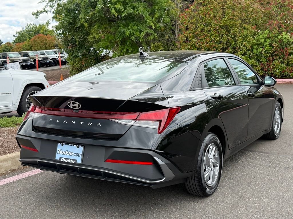 Used 2024 Abyss Black Hyundai SE image 7