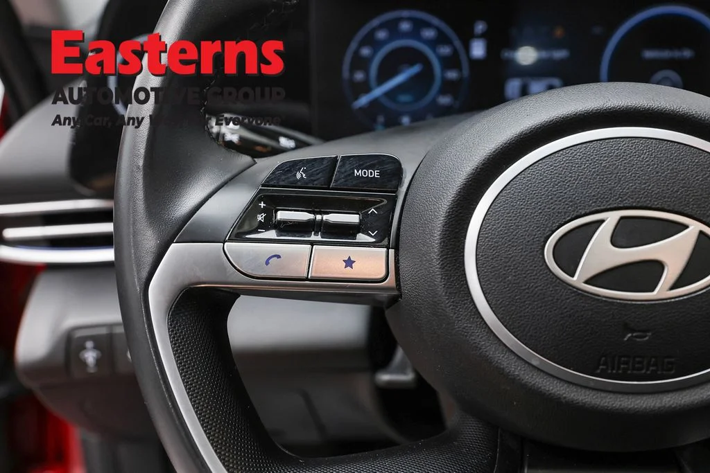 Used 2025 Red Hyundai SEL Convenience image 15