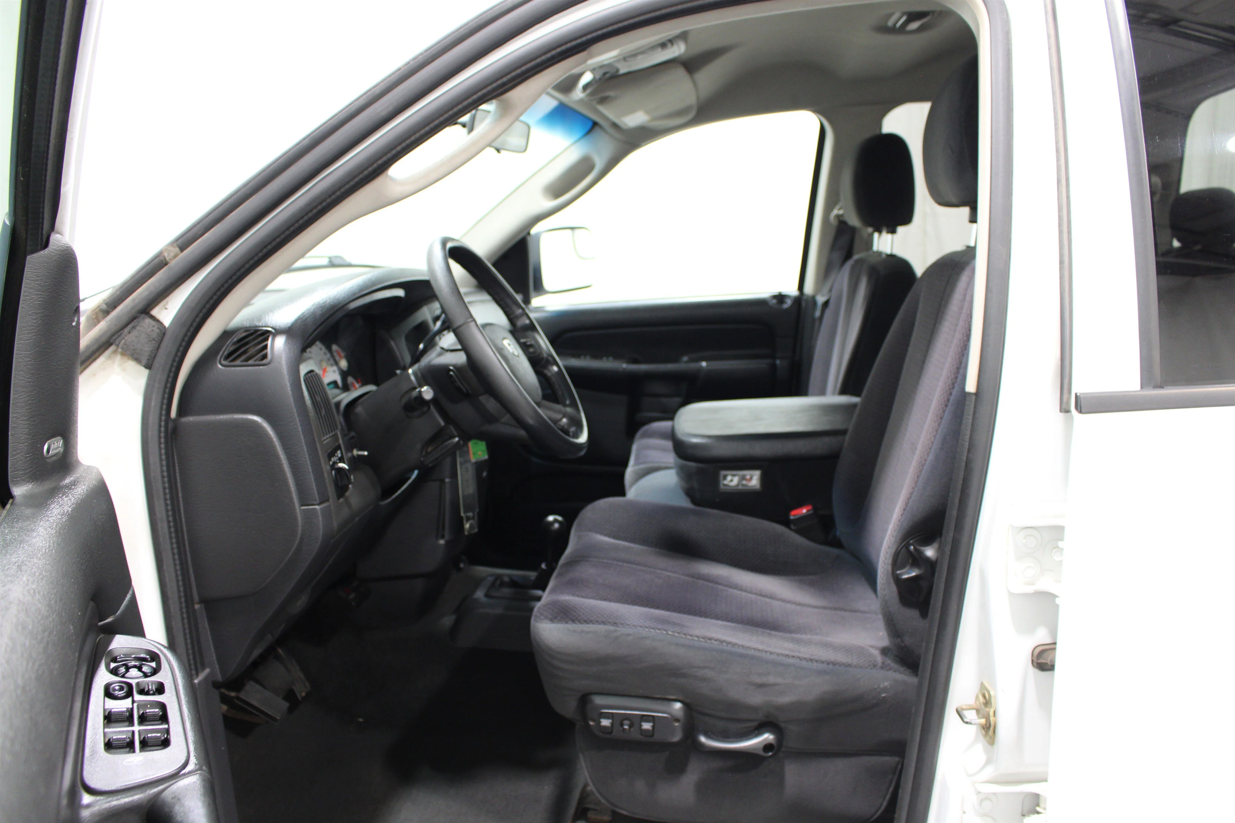 Used 2005 Bright White Dodge SLT image 3