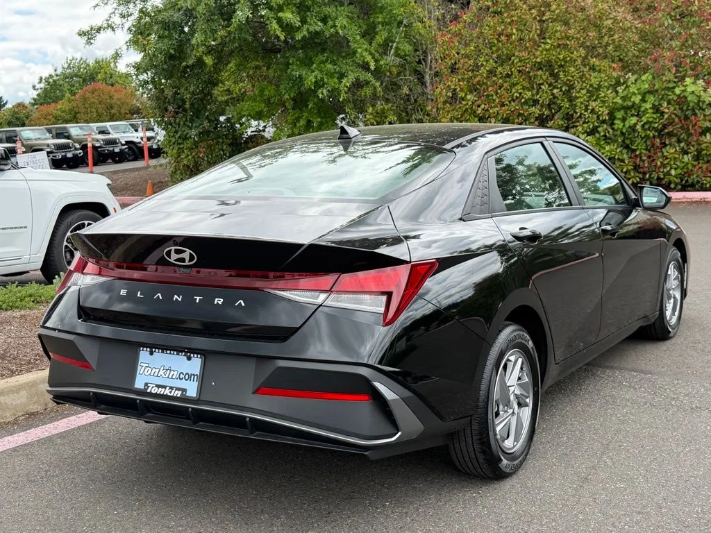 Used 2024 Black Hyundai SE image 7