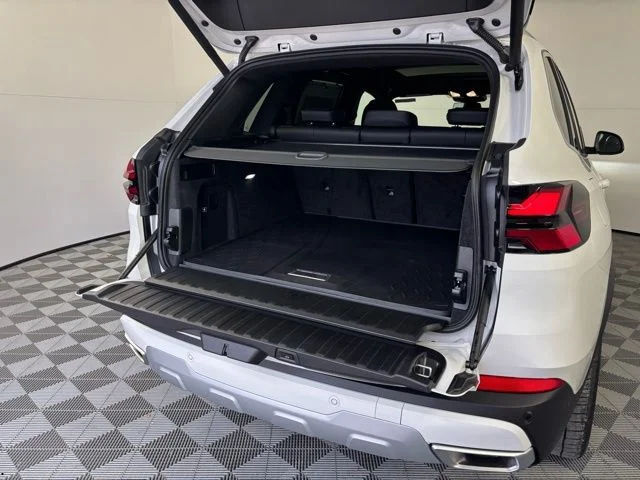 New 2026 Alpine White BMW xDrive40i image 40