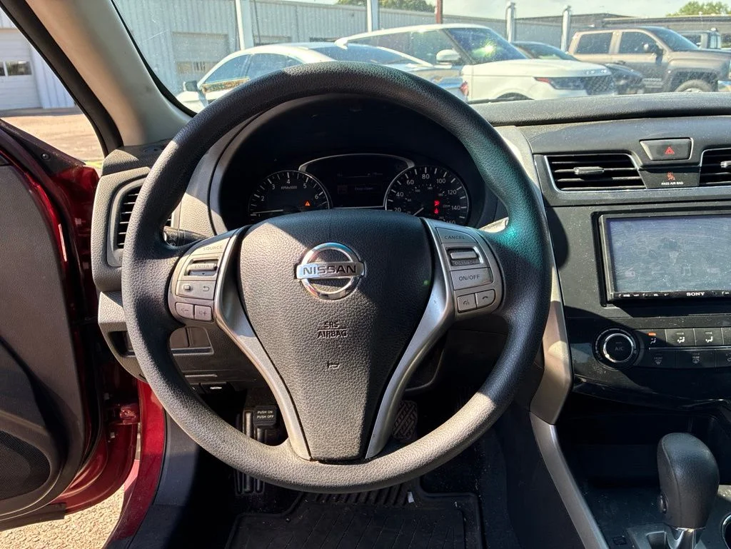 Used 2015 Red Nissan 2.5 S image 21