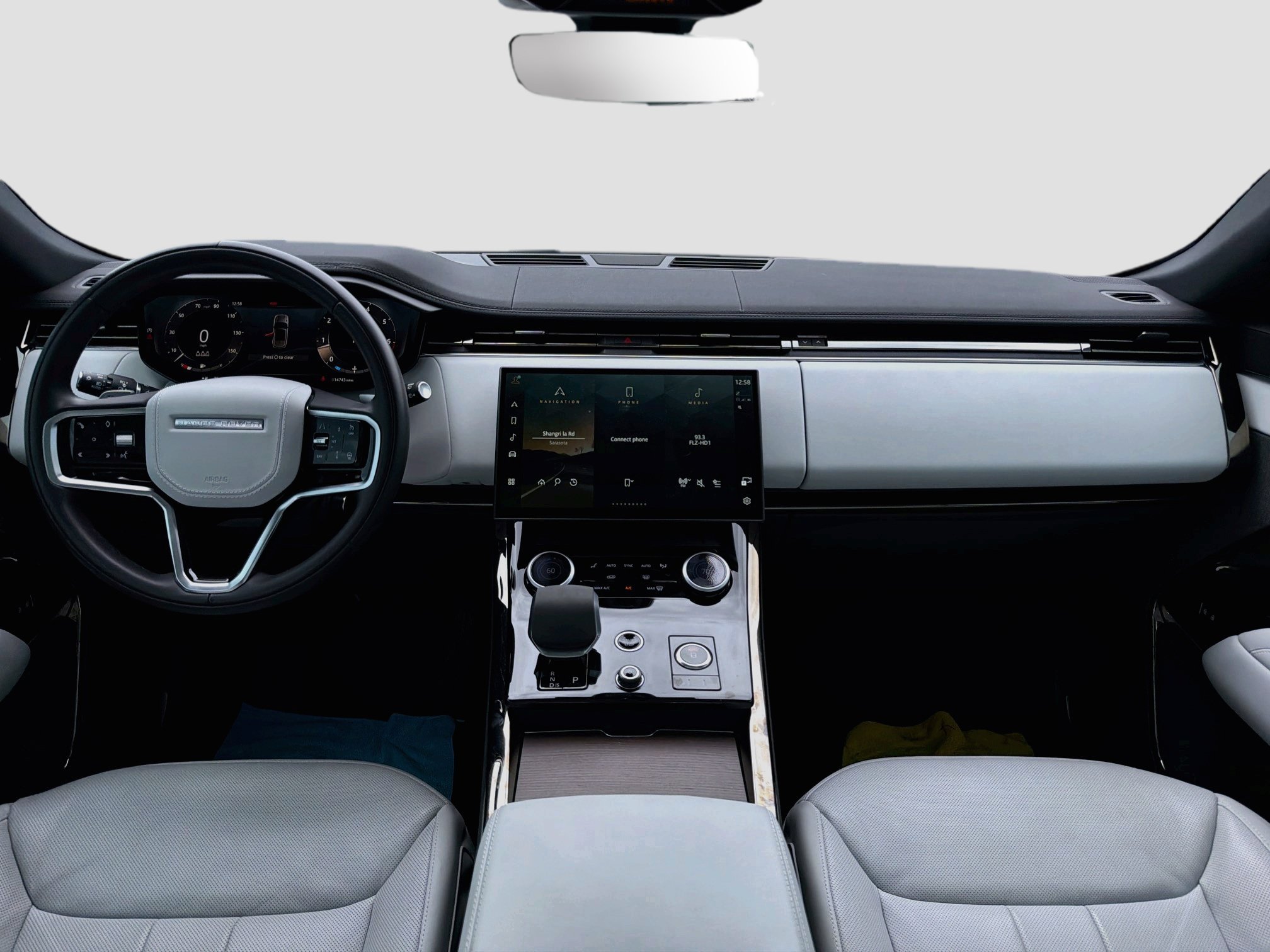 Used 2023 White Land Rover SE image 17