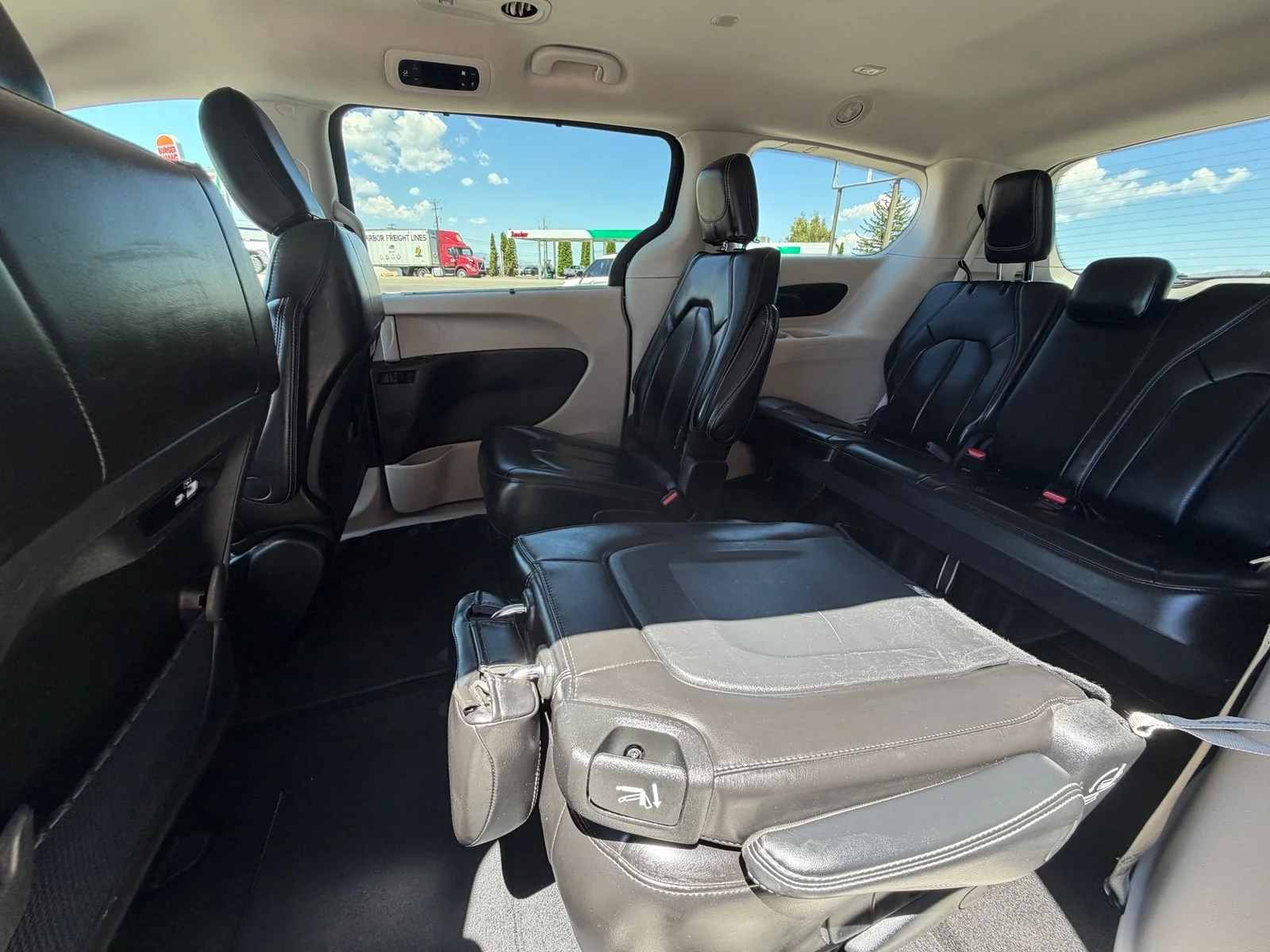 Used 2023 Black Chrysler Touring L image 27