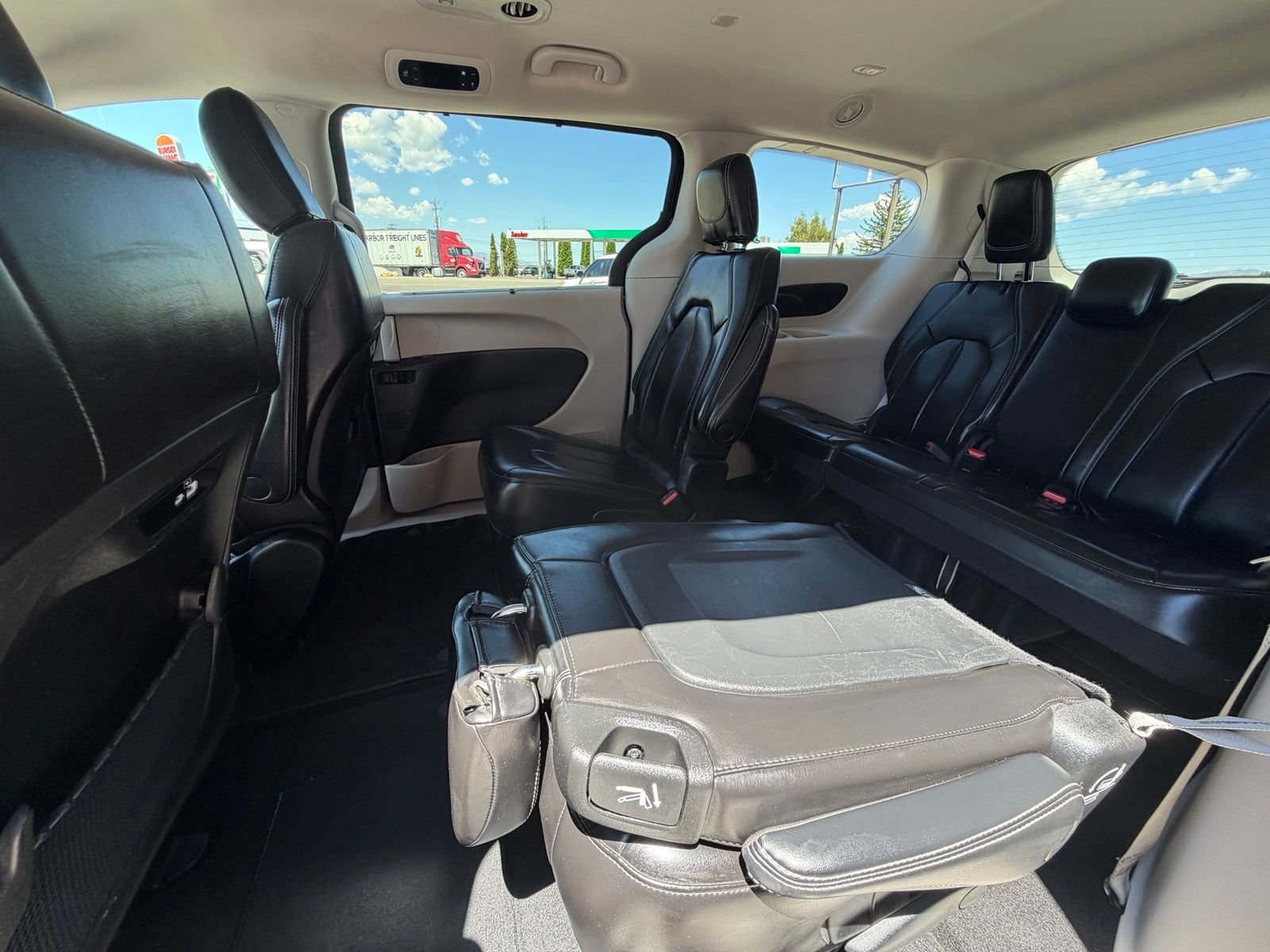 Used 2023 Brilliant Black Crystal Pearlcoat Chrysler Touring L image 27