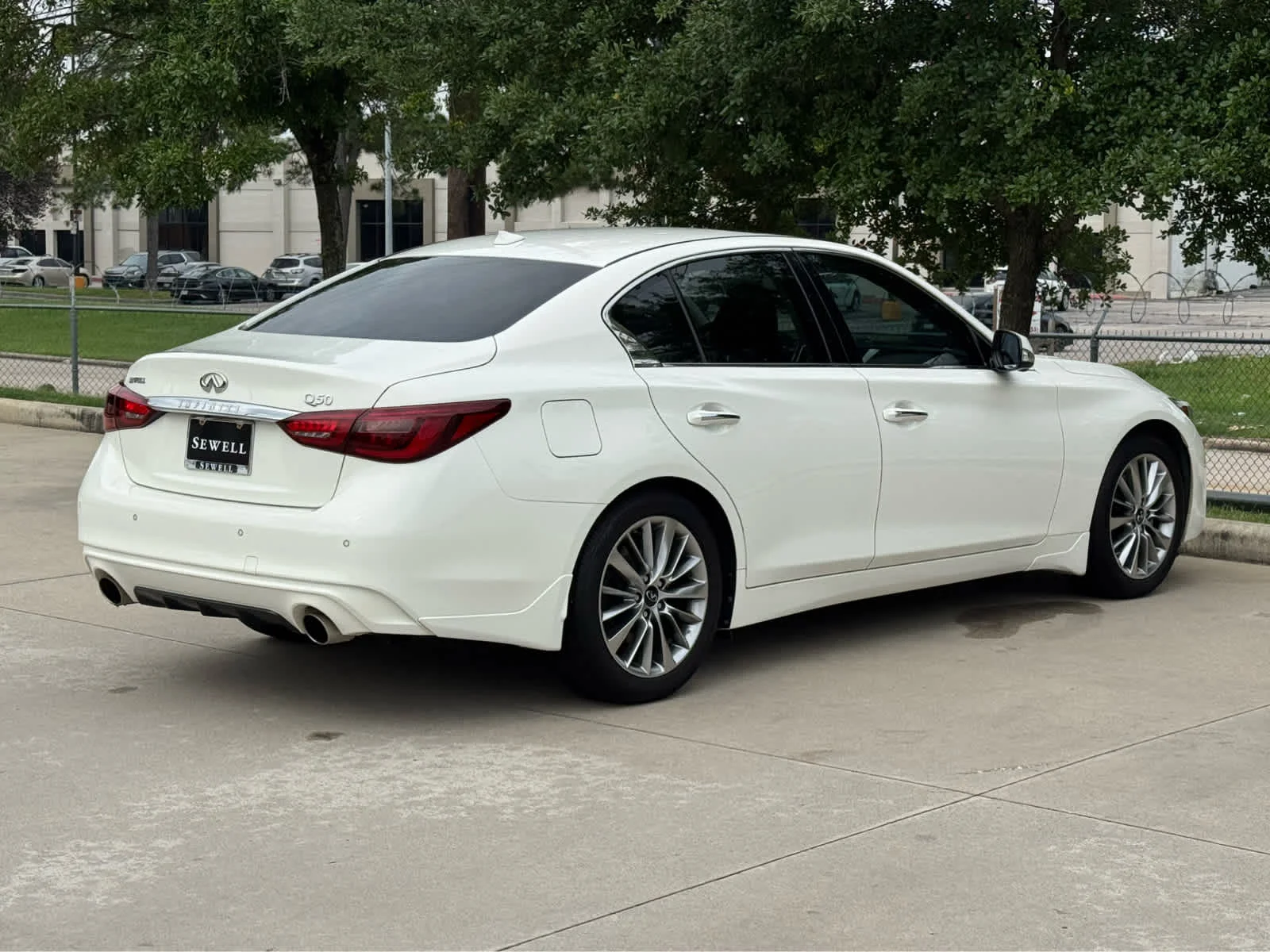 Certified Used 2023 Pure White INFINITI LUXE image 5