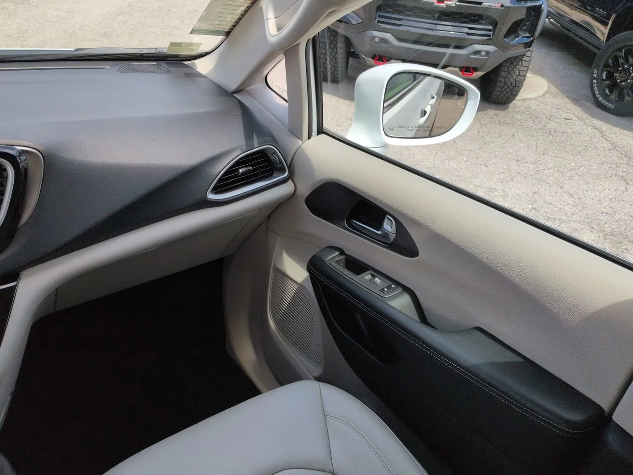 Used 2021 Bright White Clearcoat Chrysler Touring L image 17