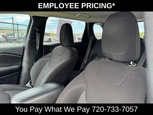 Used 2019 Silver Jeep Latitude image 13