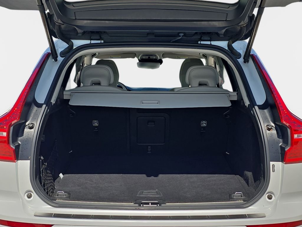 Used 2020 White Volvo T5 Momentum image 14