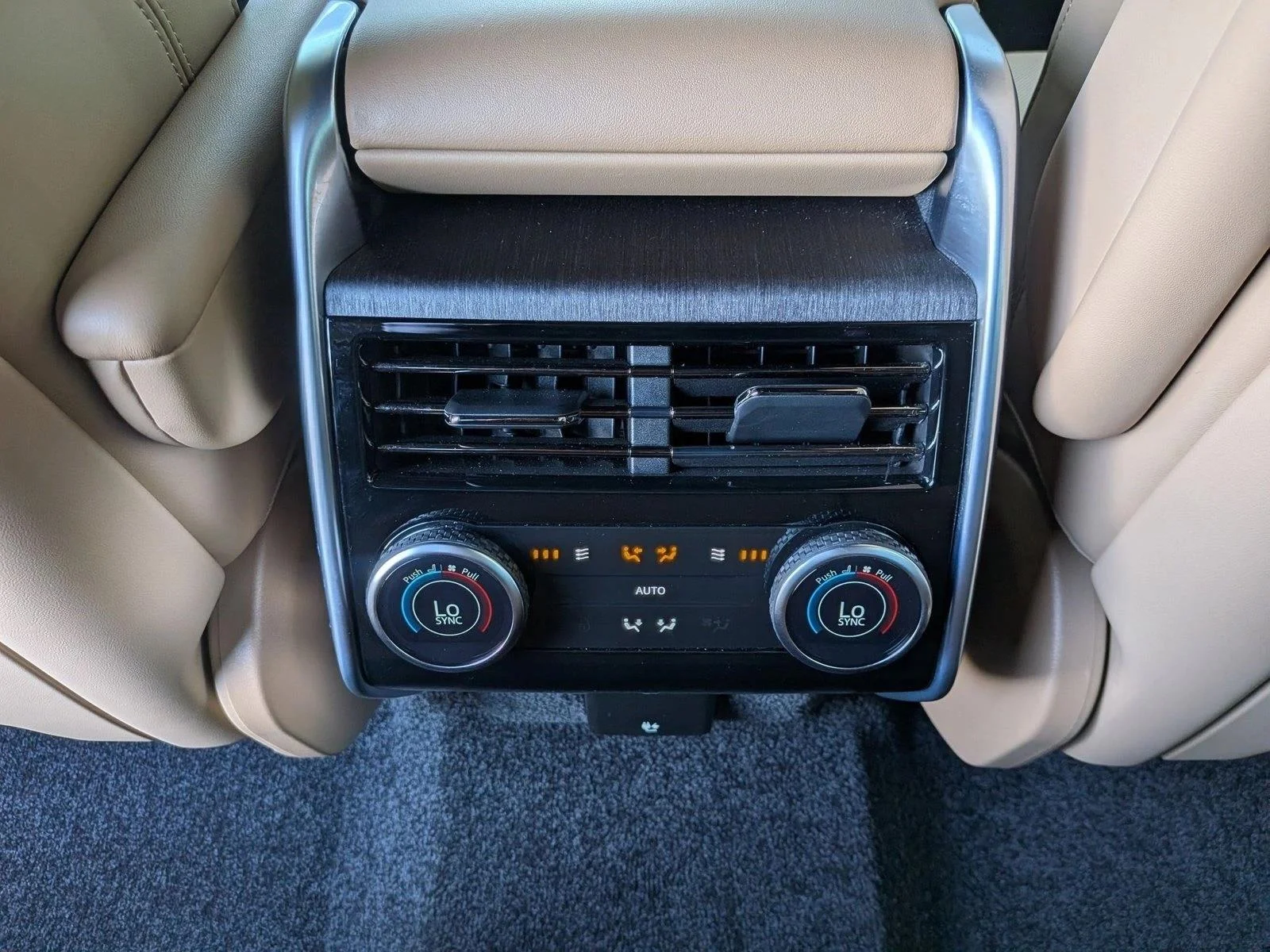 Used 2025 Santorini Black Metallic Land Rover SE image 18