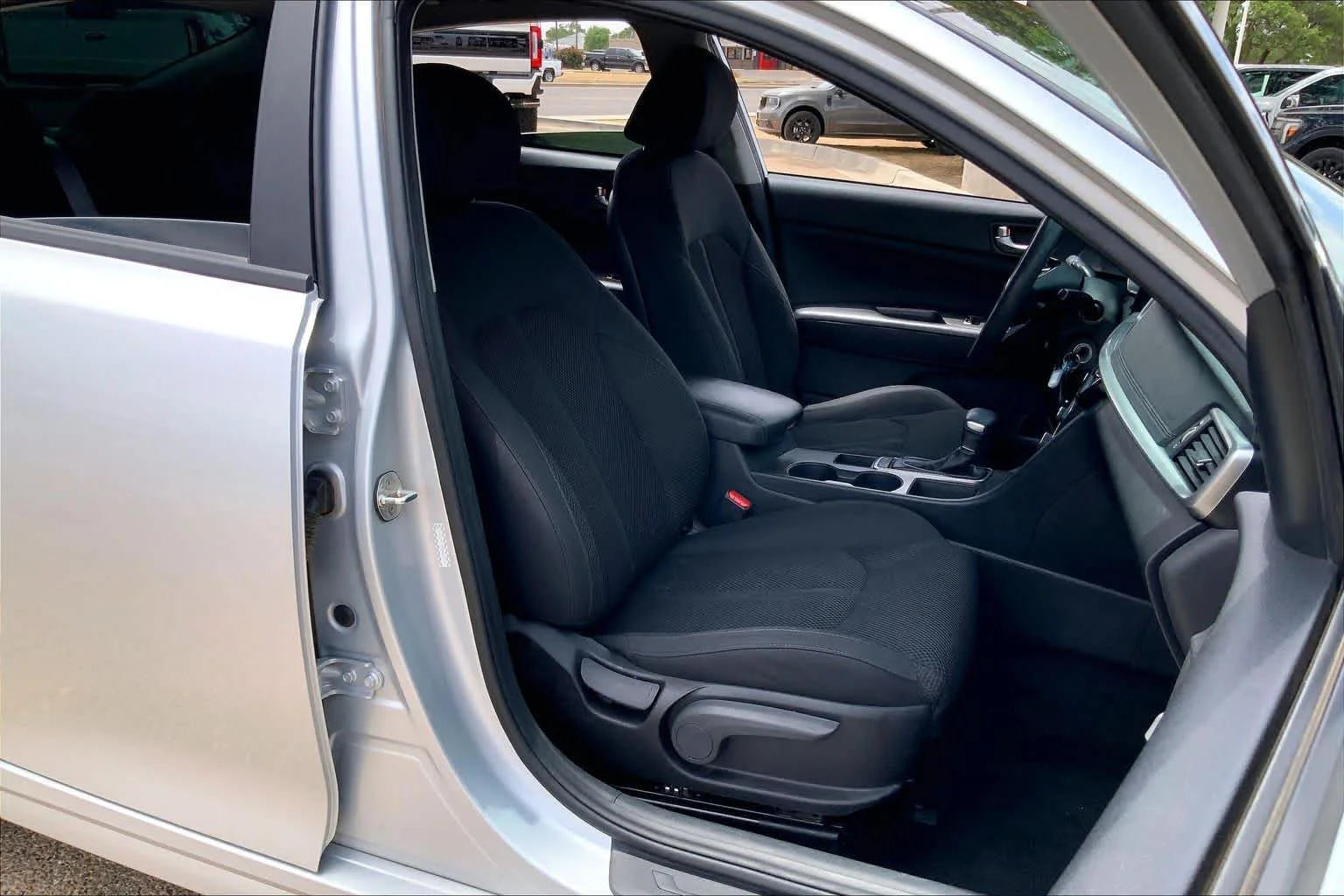 Used 2020 Sparkling Silver Kia LX image 9