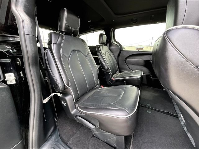 Used 2025 Diamond Black Cry Chrysler Limited image 16