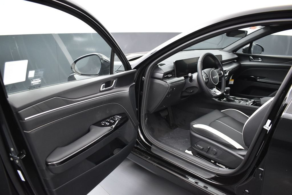 New 2026 Aurora Black Pearl Kia GT-Line FWD image 5