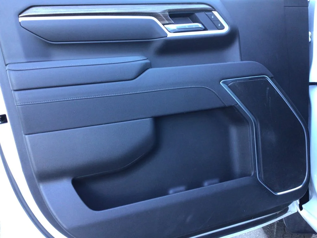 Used 2025 Summit White Chevrolet LT image 9