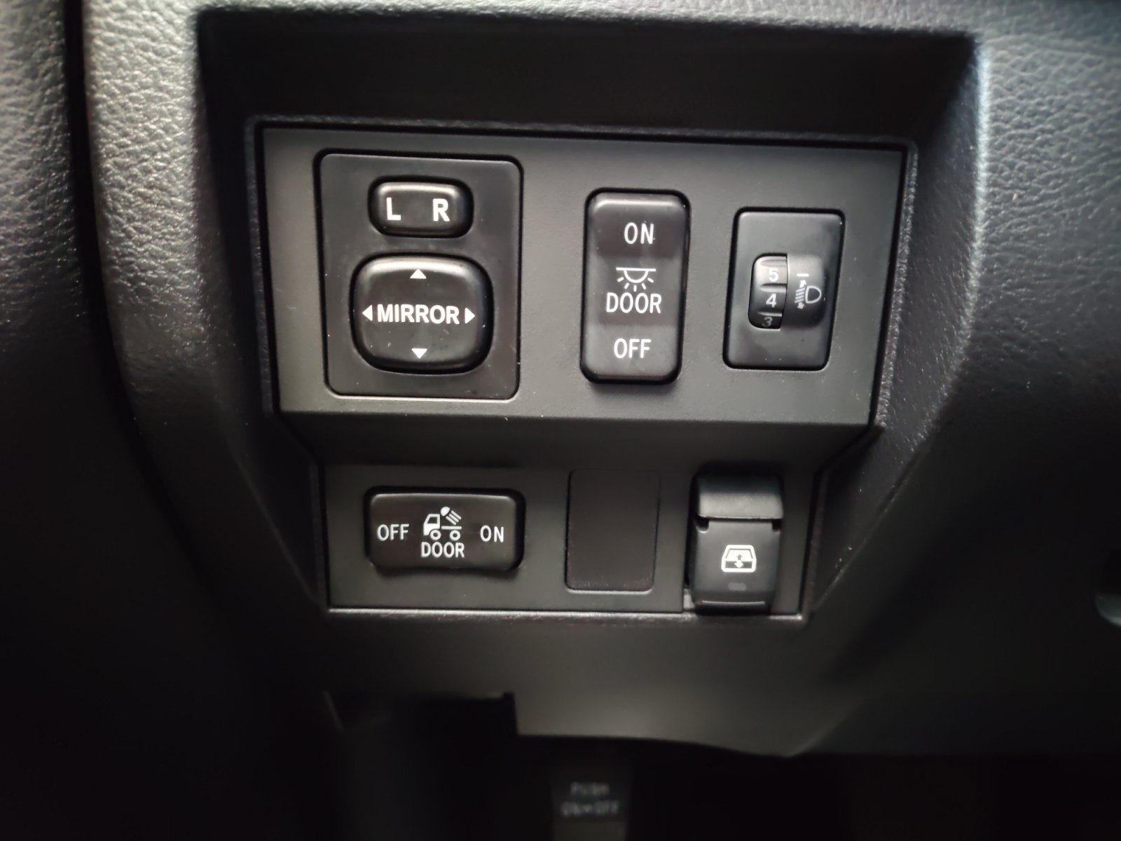 Used 2014 Silver Sky Metallic Toyota SR5 image 23