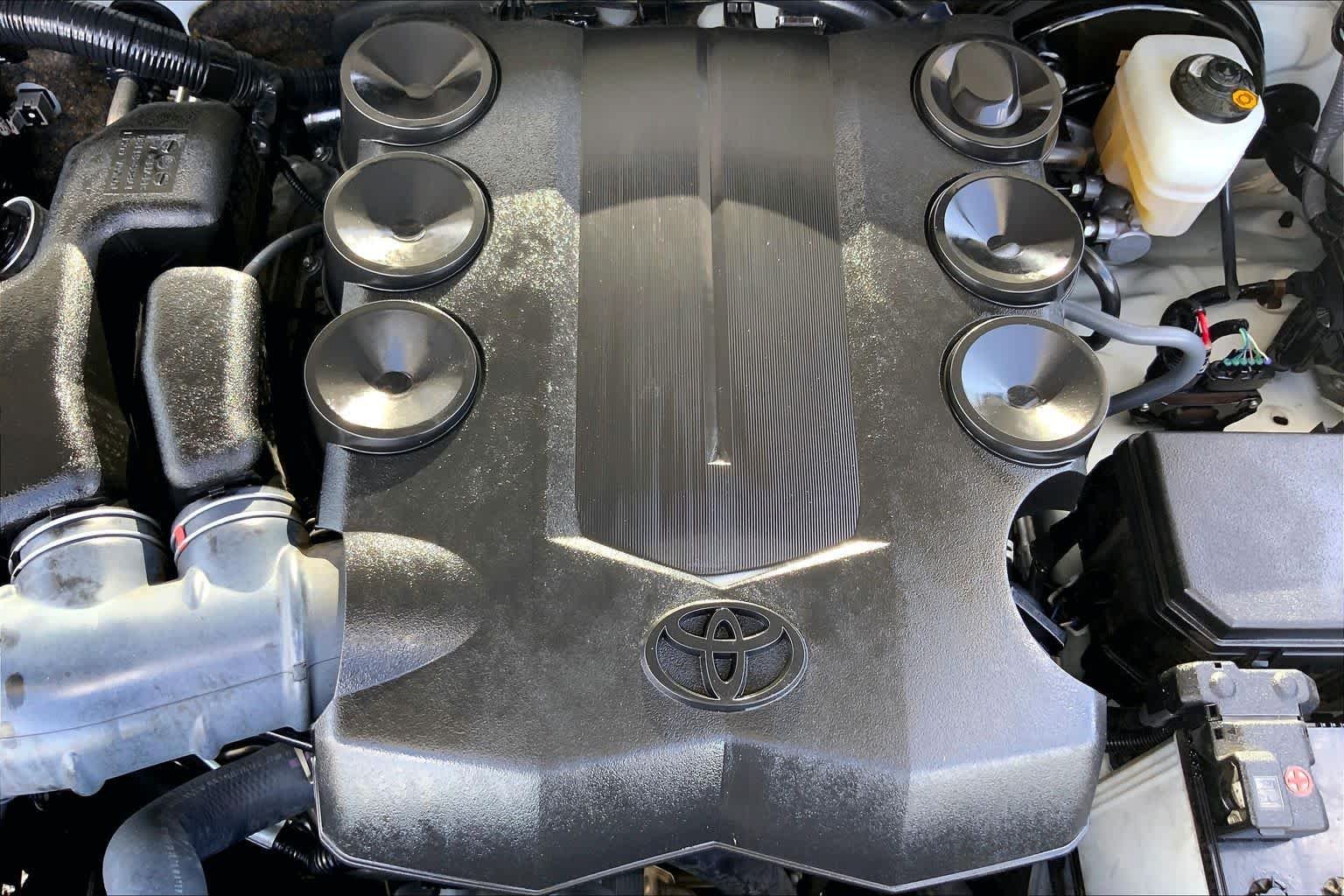 Used 2022 White Toyota SR5 image 32