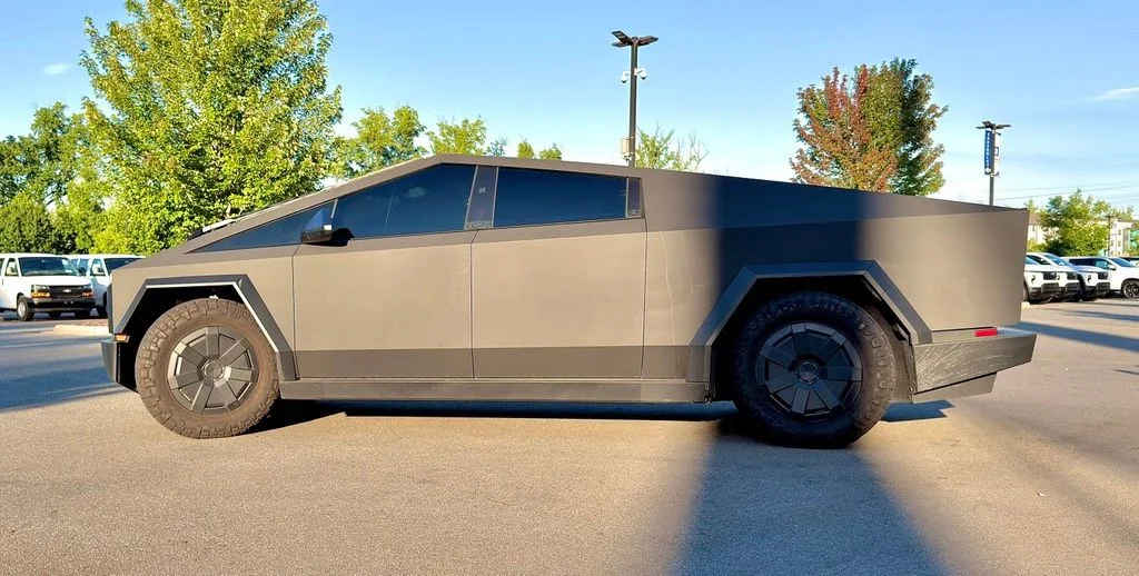 Used 2025  Tesla Base image 5