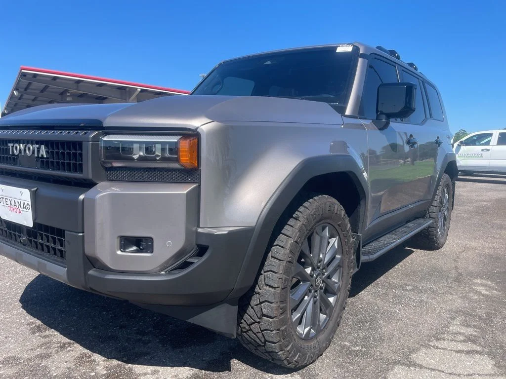 Used 2025  Toyota Base image 11