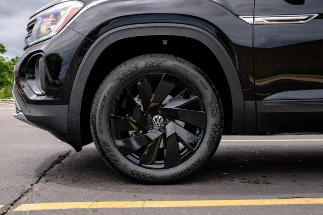 New 2026 Black Volkswagen 2.0T SE w/Technology image 9