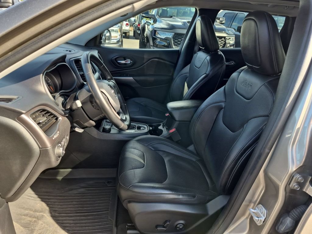 Used 2020 Light Brownstone Pearlcoat Jeep Latitude Plus image 20
