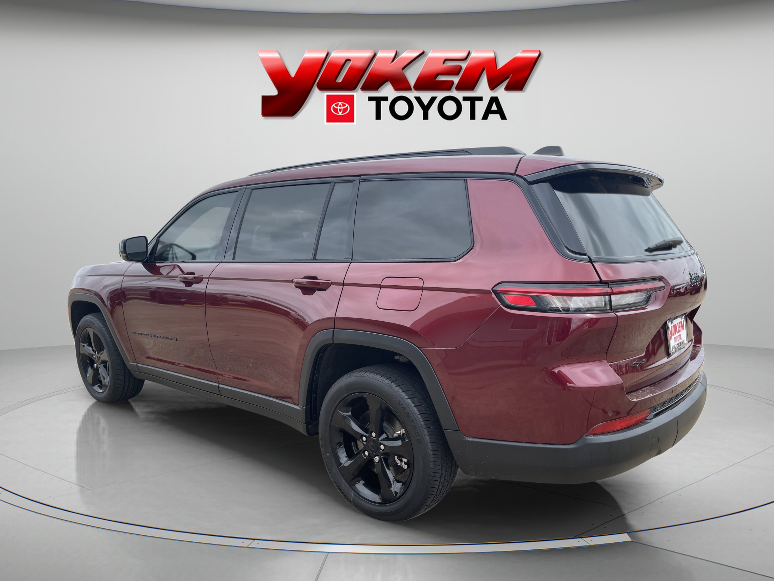 Used 2023 Velvet Red Pearlcoat Jeep Altitude image 3