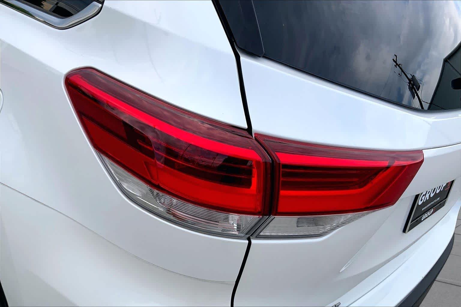 Used 2019 Blizzard Pearl Toyota LE image 28
