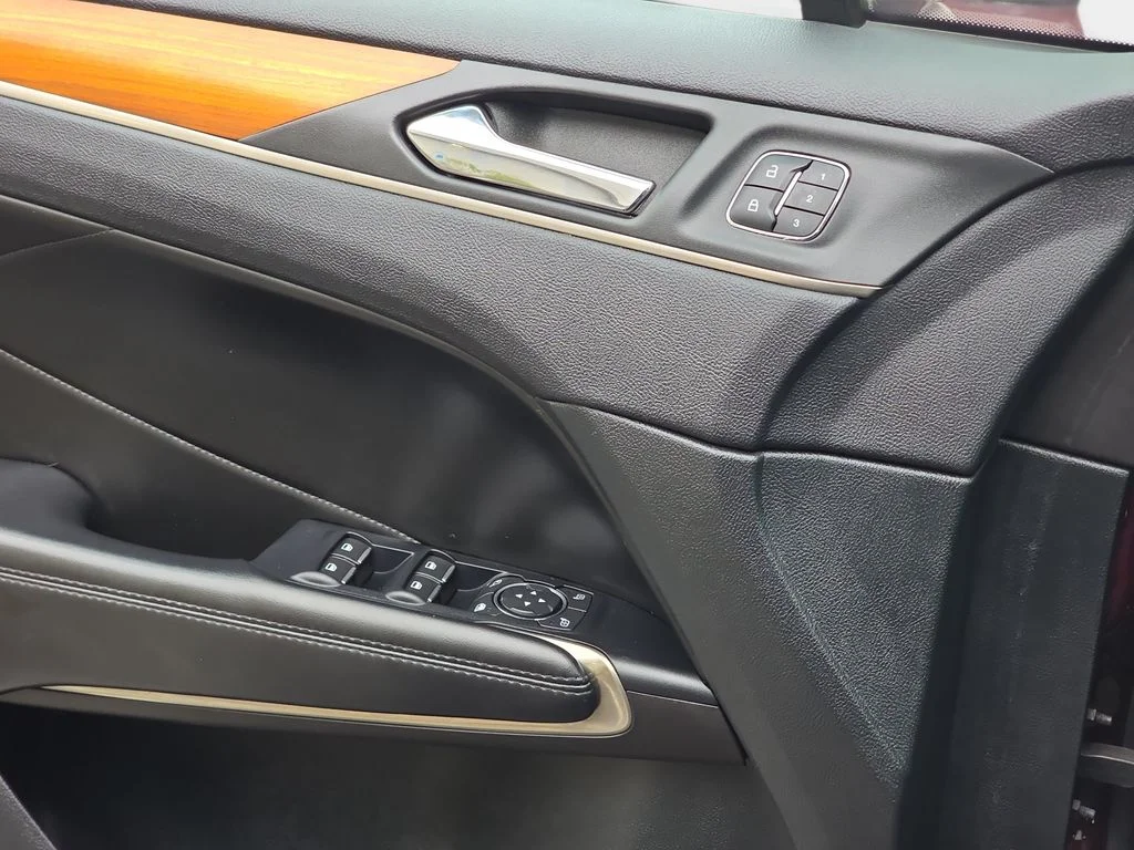 Used 2017 Red Lincoln Reserve image 28