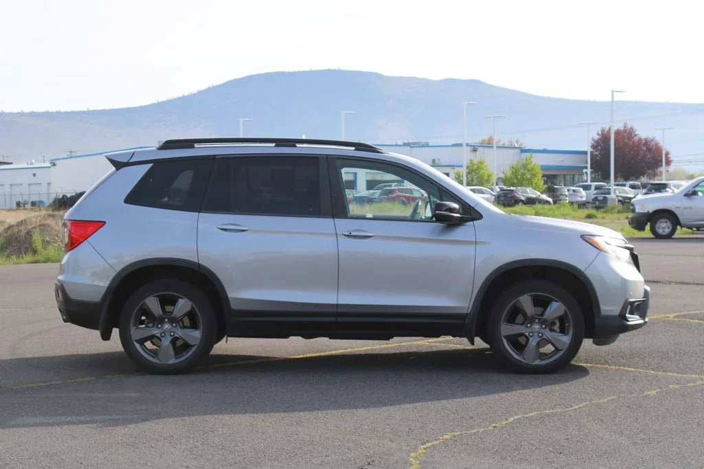 Used 2020 Lunar Silver Metallic Honda Touring image 7