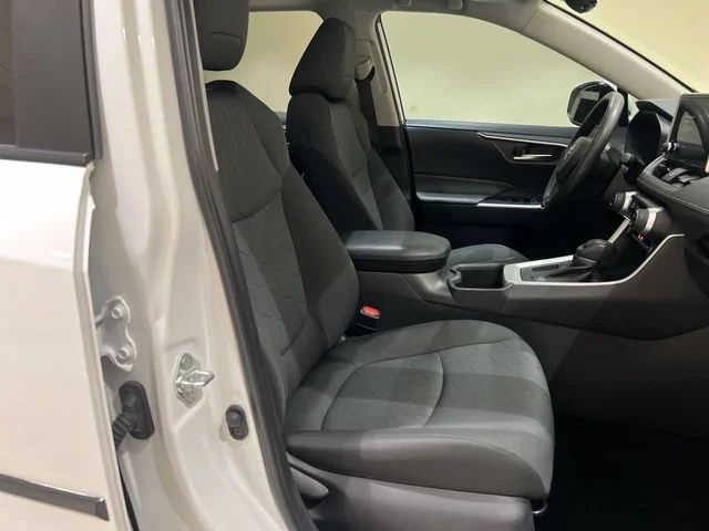 2025 Toyota RAV4 XLE - Photo 25