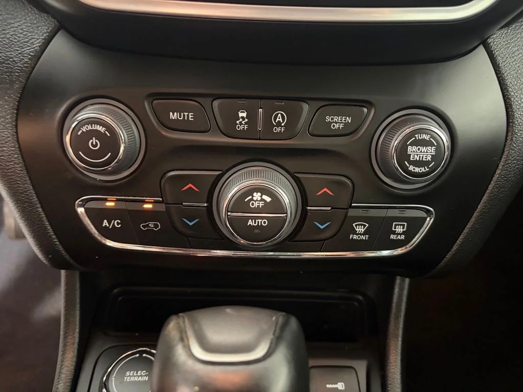 Used 2022 Black Jeep Latitude Lux image 7