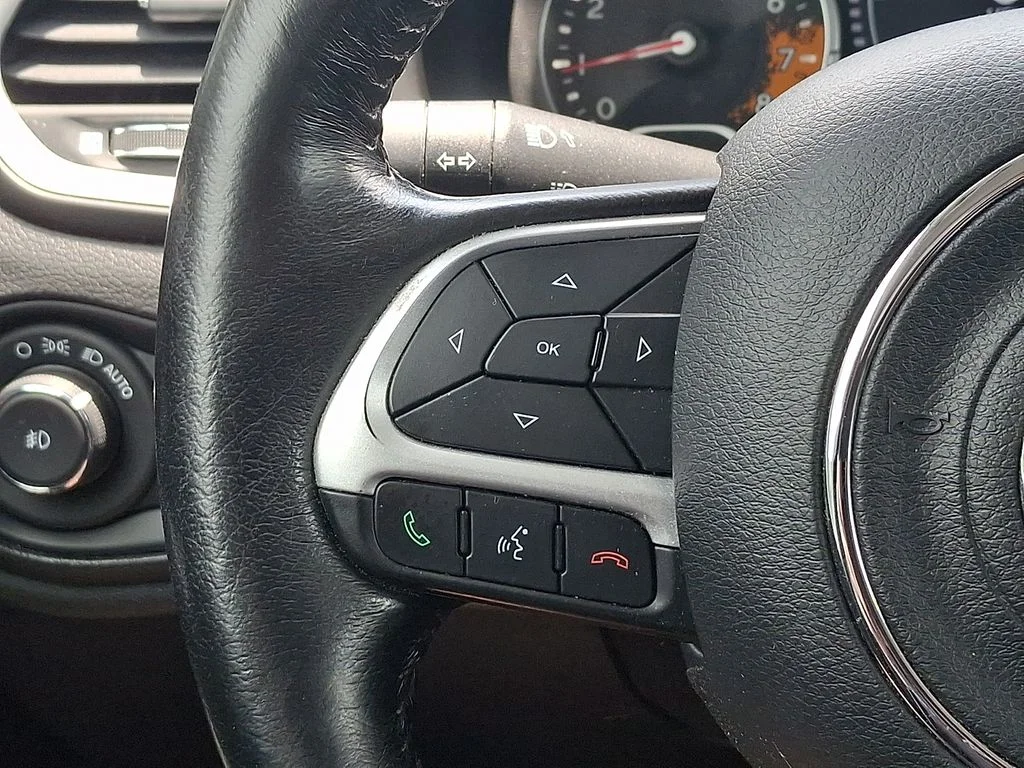 Used 2018 White Jeep Latitude image 19