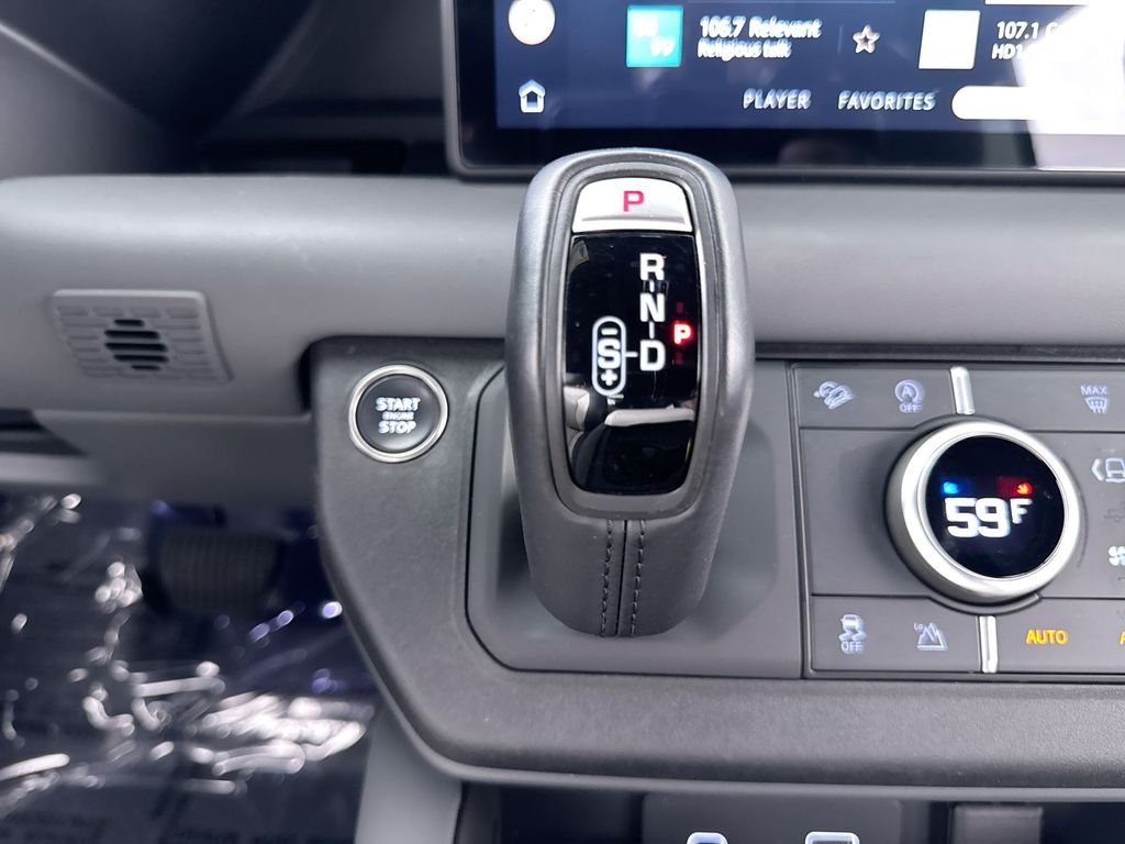 Used 2023 White Land Rover X-Dynamic SE image 18