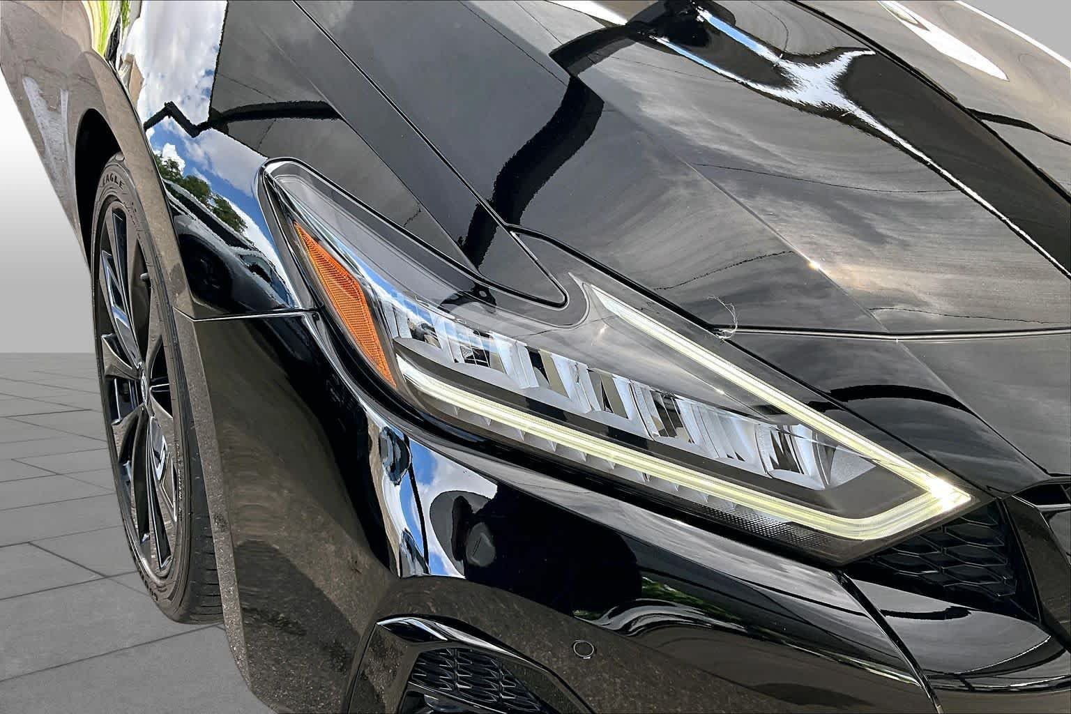 Used 2023 Super Black Nissan SR image 28