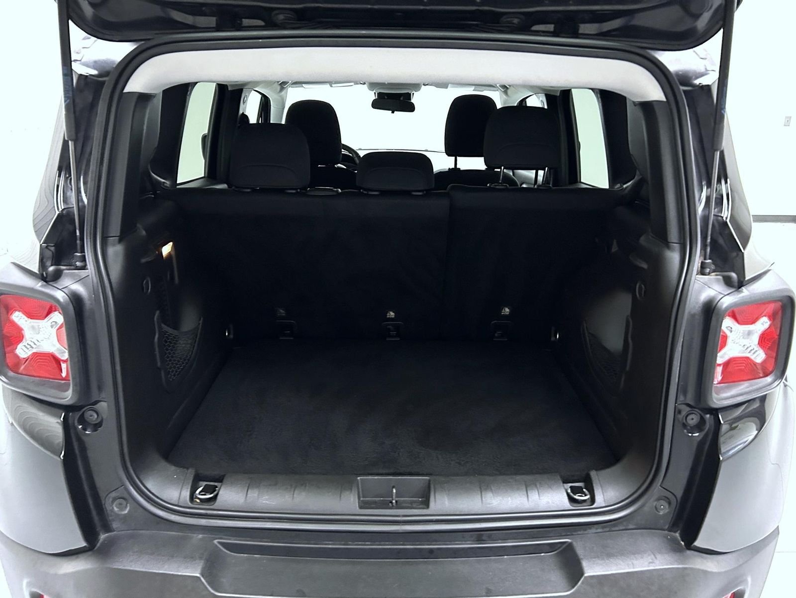 Used 2020 Black Jeep Latitude image 21