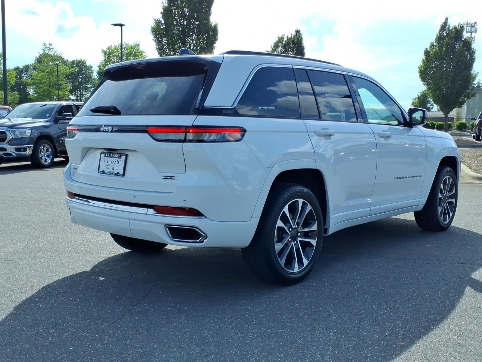 Used 2024 WHITE JEEP OVRLND image 2