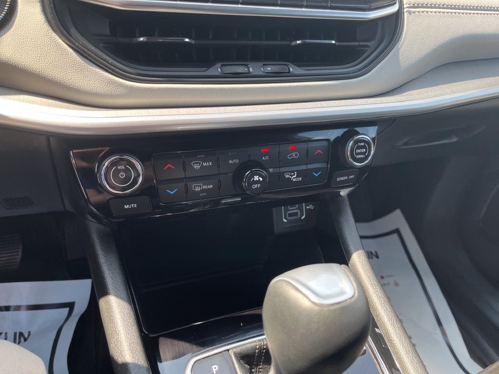 Used 2025 Silver Jeep Limited image 19