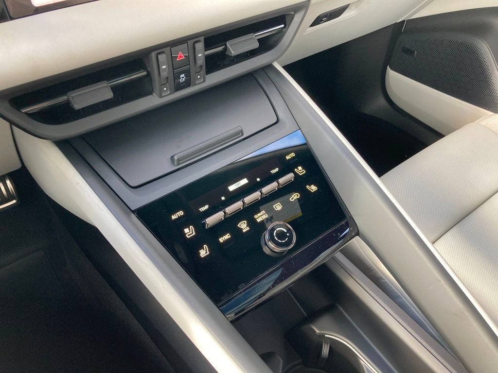 2025 Porsche Macan Turbo Electric - Photo 13
