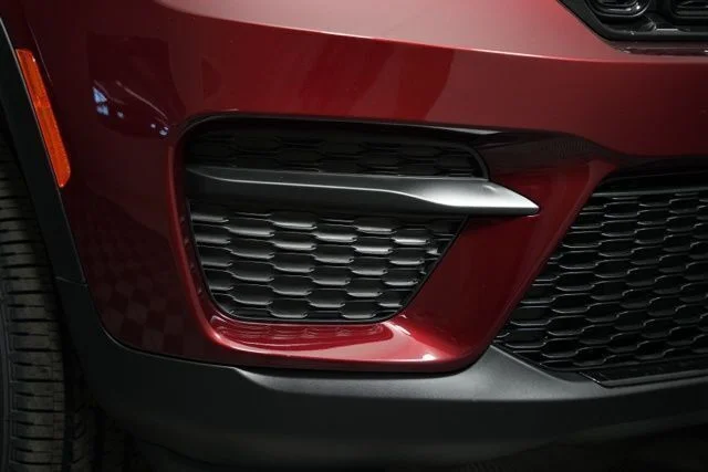 New 2025 Velvet Red Pearl-Coat Exterior Paint Jeep Altitude X image 44