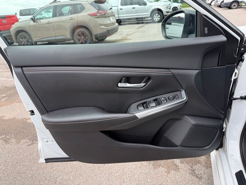 Used 2021 White Nissan SR image 8
