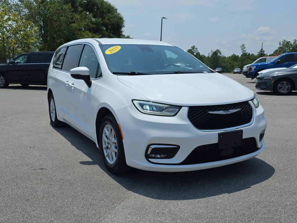 Used 2023 White Chrysler Touring L image 9