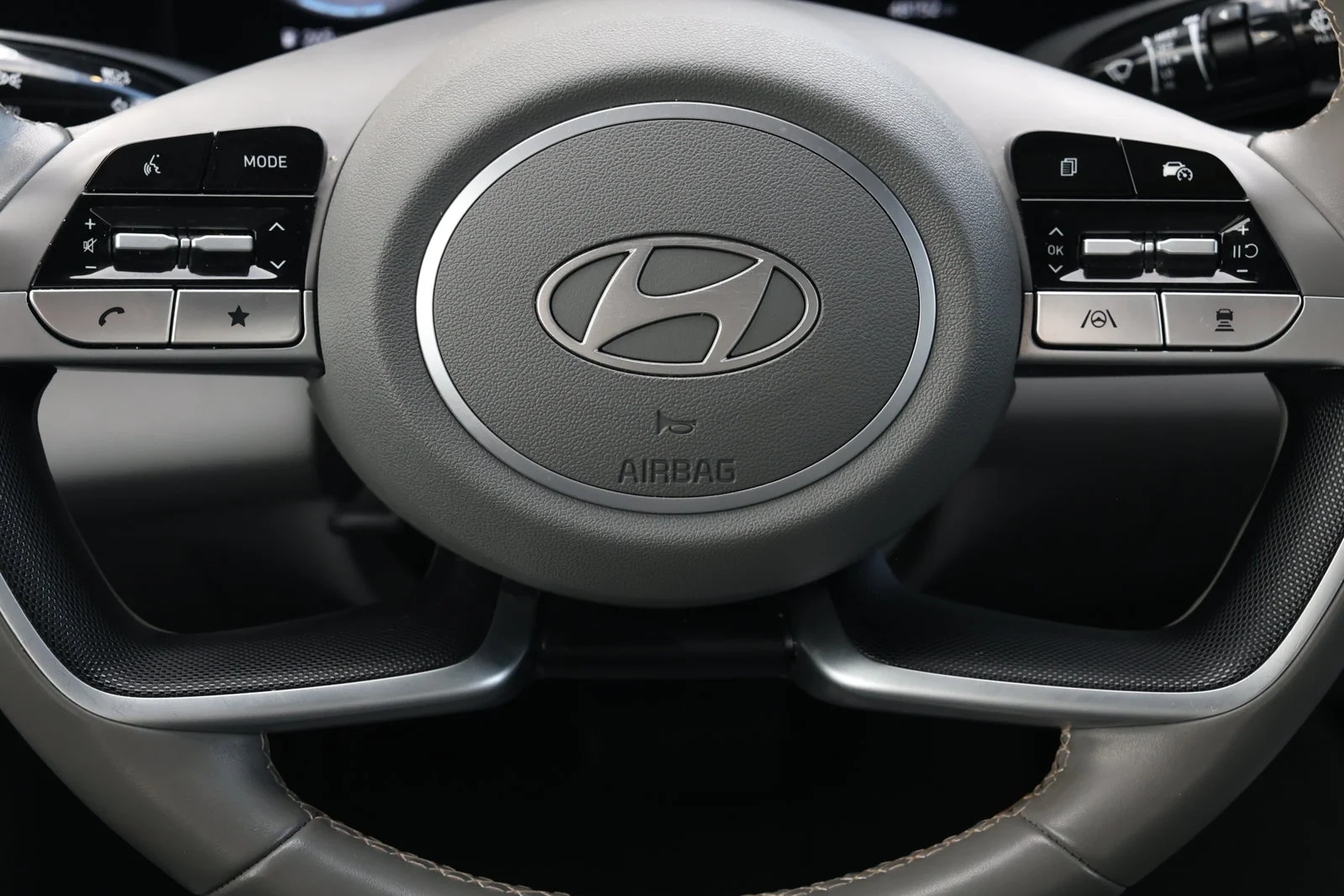Used 2025 Silver Hyundai SEL Convenience image 19