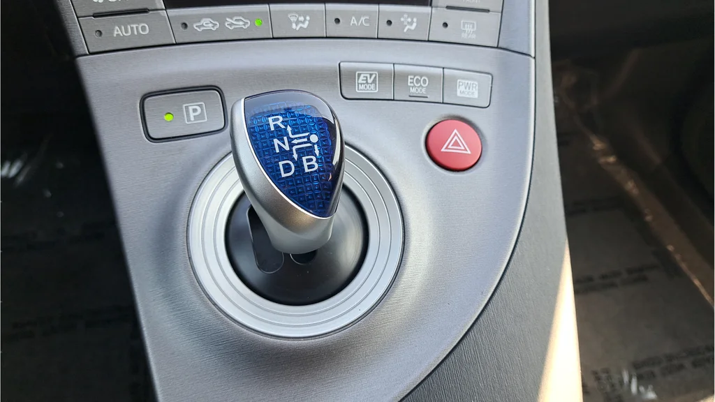 Used 2015 White Toyota Three image 21