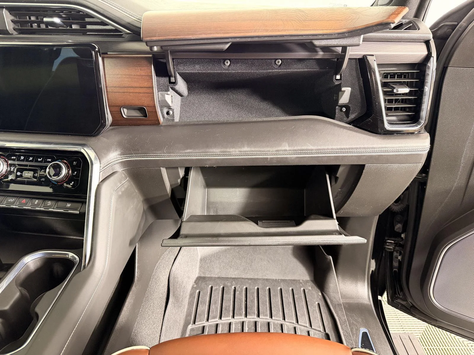 Used 2024 Onyx Black GMC Denali Ultimate image 25