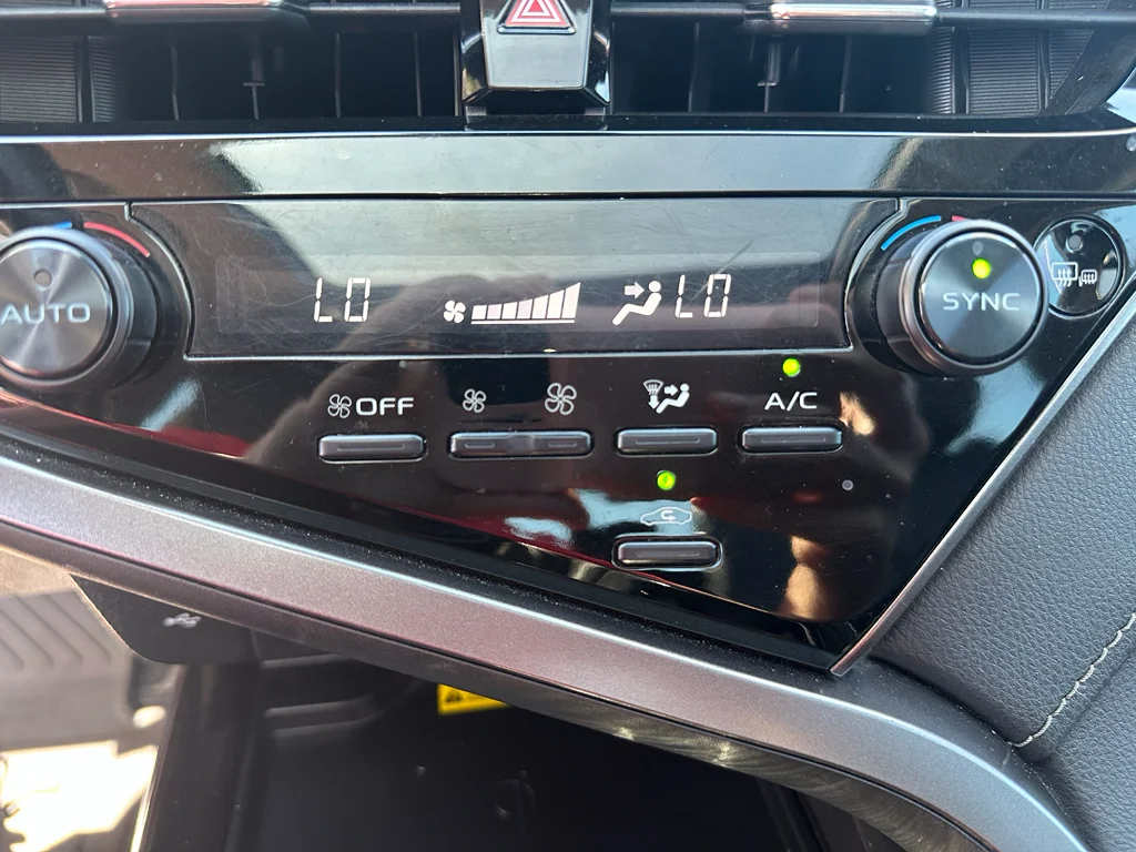 Used 2022  Toyota XSE V6 image 5