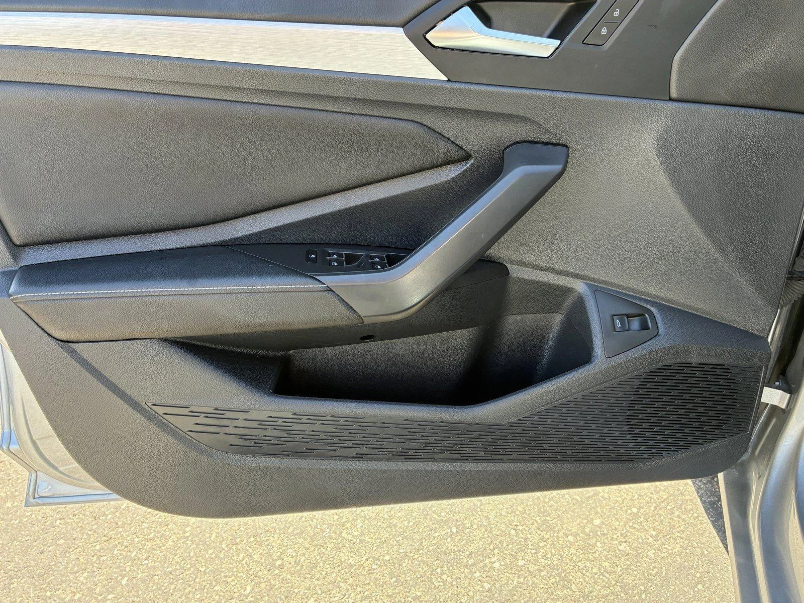Used 2025  Volkswagen S image 18