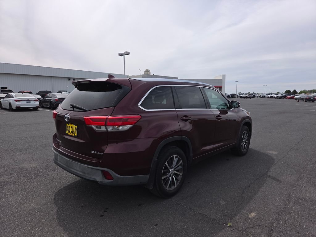 Used 2017 Red Toyota XLE image 5