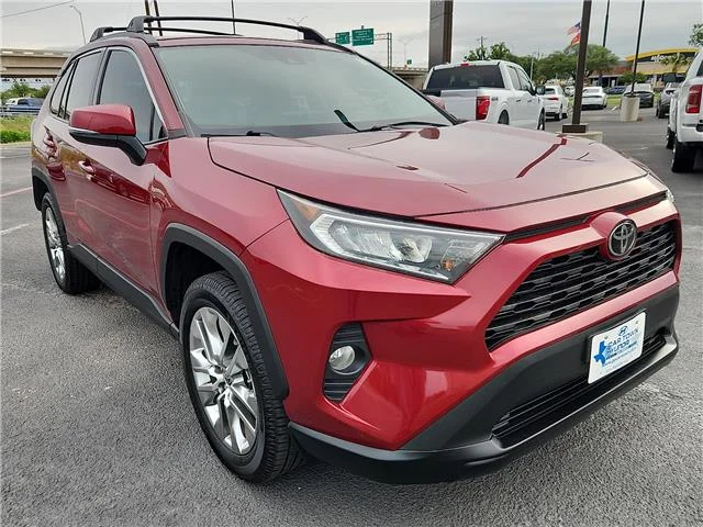 Used 2021 Red Toyota XLE Premium Front-wheel Drive image 6