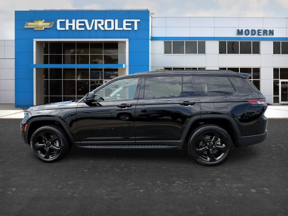Used 2023 Diamond Black Crystal Pearlcoat Jeep Limited image 2